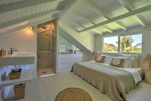 3 bedrooms, in-room safe, iron/ironing board, travel cot - The best view of the island ! (Cul-de-Sac)