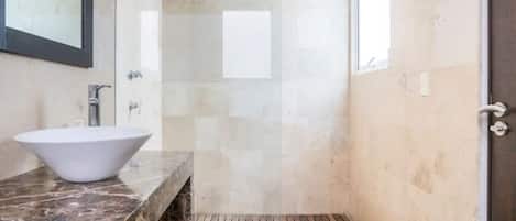 Secadora de cabello, toallas, jabón, shampoo