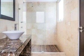 Hair dryer, towels, soap, shampoo - Condesa Residence Amsterdam 103 the best location in Mexico City (Ciudad de México)