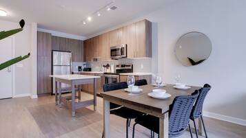 Business appartement, 1 slaapkamer, balkon | Dineerruimte