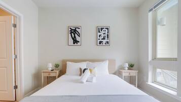 Business appartement, 1 slaapkamer, balkon | 3 slaapkamers, luxe beddengoed, een bureau, verduisterende gordijnen