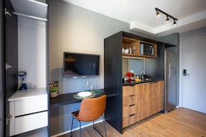Apartamento básico | Cozinha privada | Micro-ondas, talheres/pratos/utensílios de cozinha