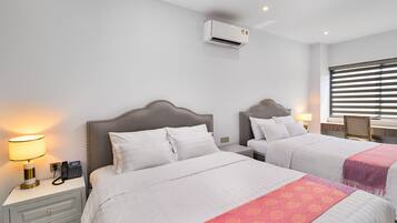 Chambre Deluxe Double ou avec lits jumeaux, 1 chambre, vue piscine | Literie de qualité supérieure, minibar, décoration personnalisée, bureau