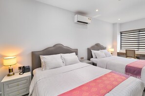 Deluxe Double or Twin Room, 1 Bedroom, Pool View | Peralatan tempat tidur premium, bar mini, dihias secara berasingan 