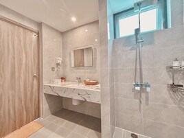 Rainfall showerhead, free toiletries, hair dryer, bathrobes