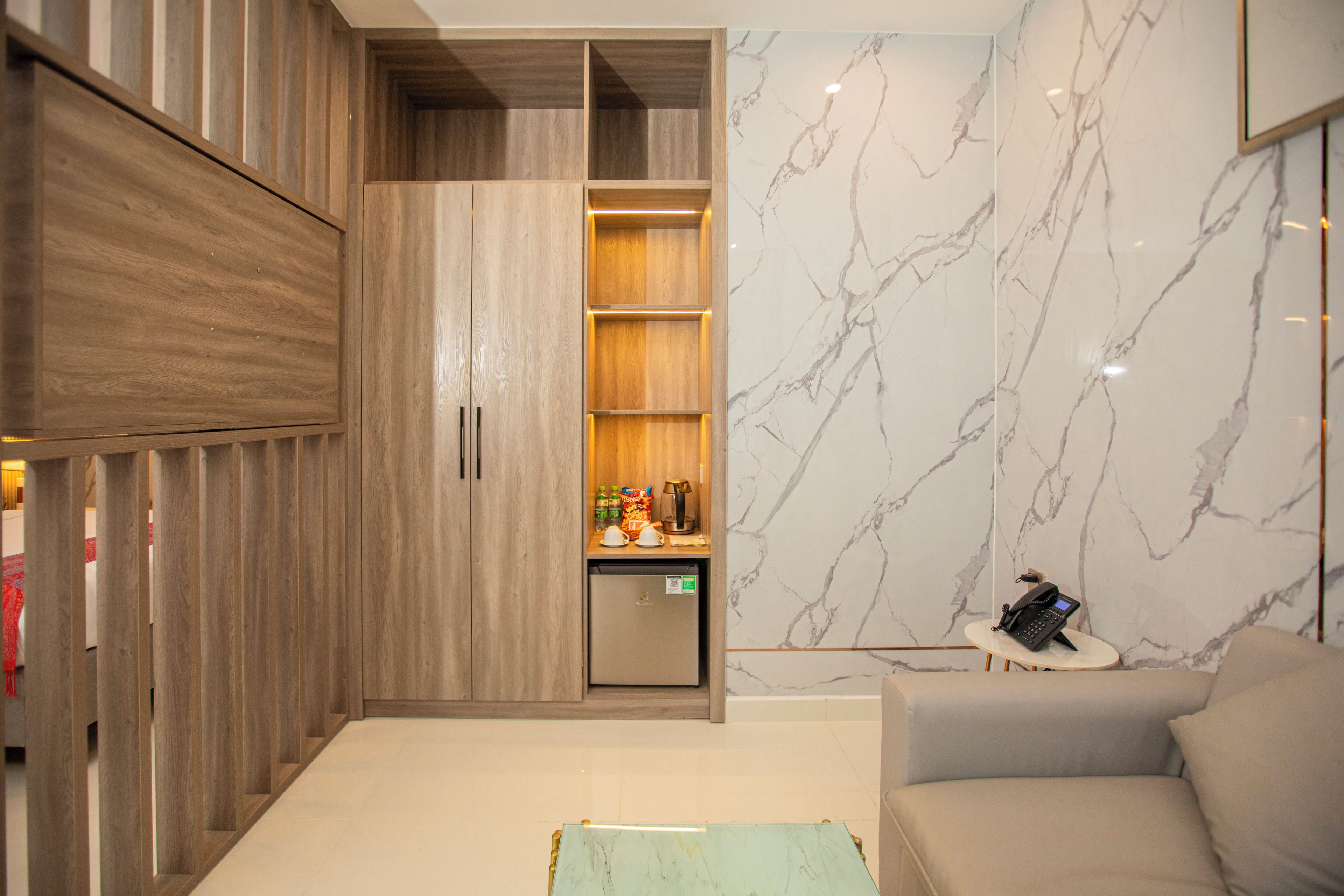 Un intérieur moderne comprenant un placard intégré, un coin cuisine et un espace salon.