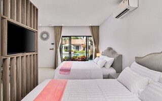 华丽双人房或双床房, 1 间卧室, 泳池景观 | 高档床上用品、迷你吧、特色装修、办公桌