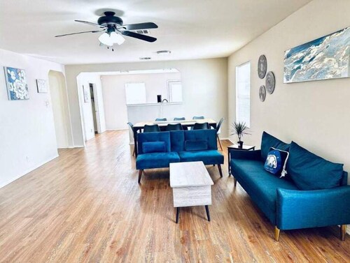 10 mins to Seaworld
perfect blend of comfort, convenience, and charm.