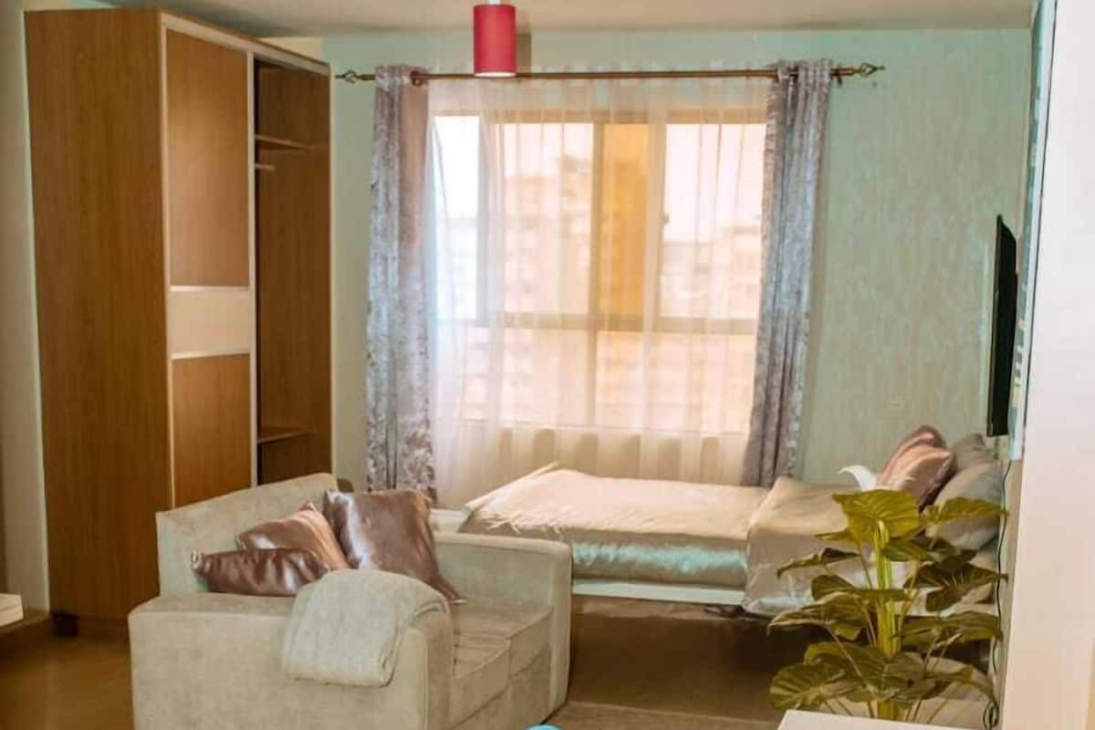 Studio – city | Oppholdsområde | En 24-tommers smart-TV med digitale kanaler