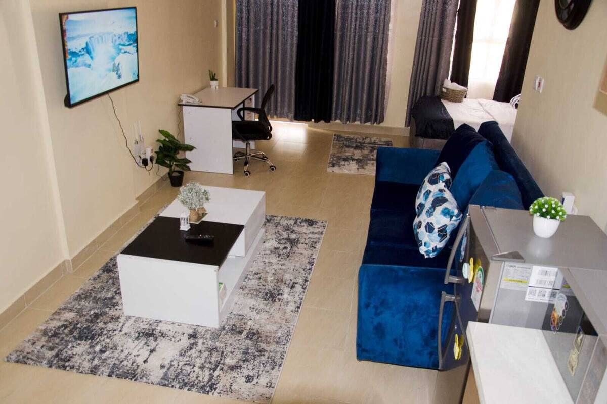 Studio – business | Oppholdsområde | En 24-tommers smart-TV med digitale kanaler