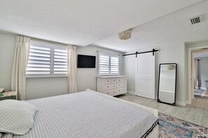 4 bedrooms, desk, free WiFi, bed sheets