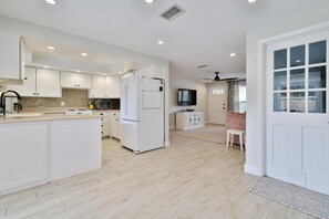 K ühlschrank, Mikrowelle, Ofen, Herdplatte