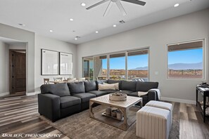 Smart-tv, een open haard, videospelletjes en een tafeltennistafel