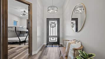 3 chambres, bureau, fer et planche à repasser, lit parapluie