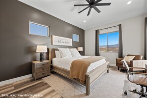 3 slaapkamers, een bureau, een strijkplank/strijkijzer, reisbedje