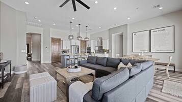 TV connectée, cheminée, jeux vidéo, table de tennis de table