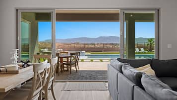 TV connectée, cheminée, jeux vidéo, table de tennis de table