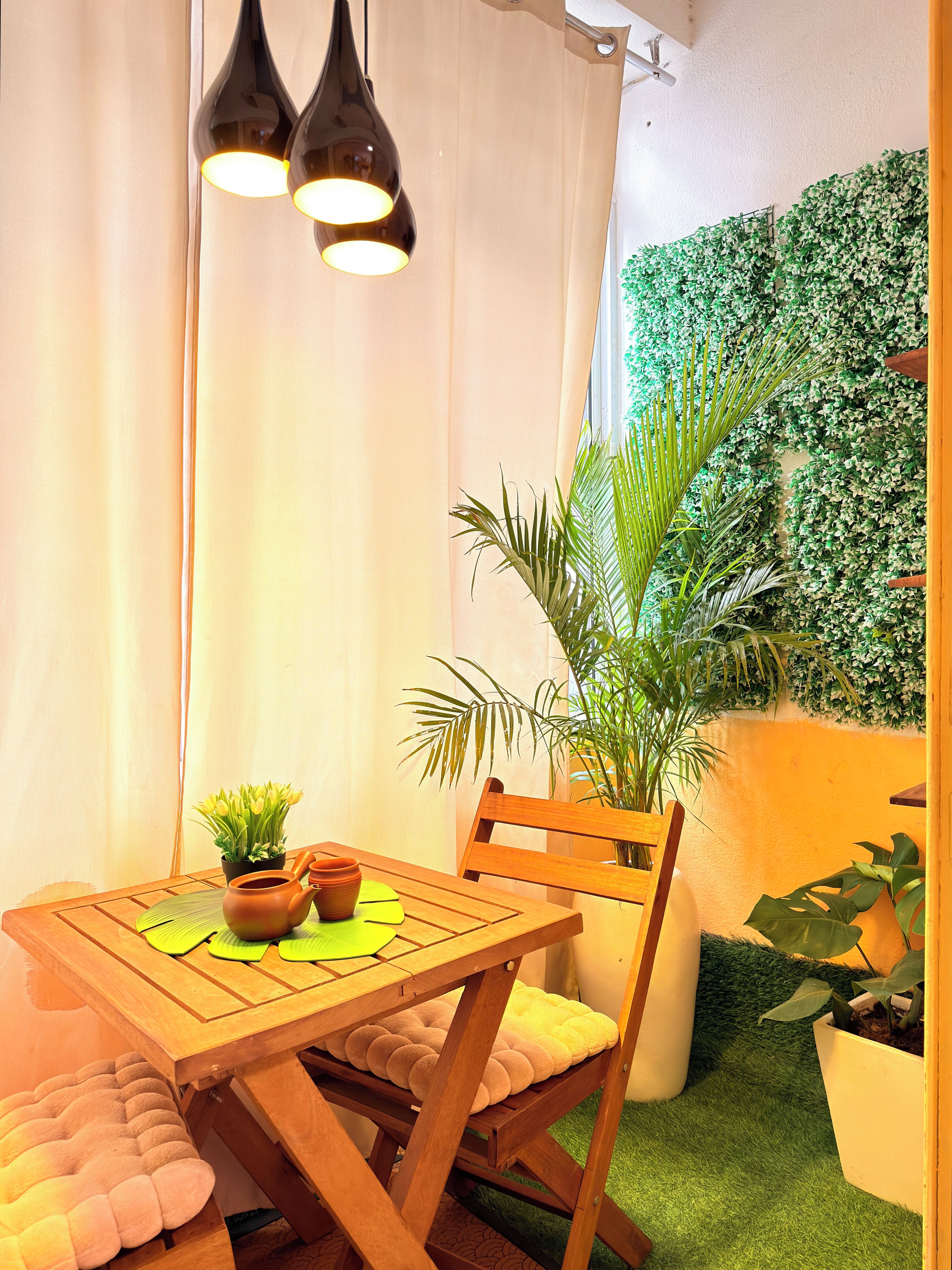 Een gezellig eetgedeelte met een houten tafel, stoelen en een potplant.