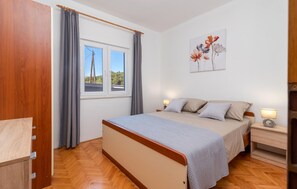 2 bedrooms, iron/ironing board, travel cot, free WiFi