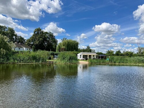 Vacation accommodation by a private lake, surrounded by nature in Ketzin, not far from Berlin