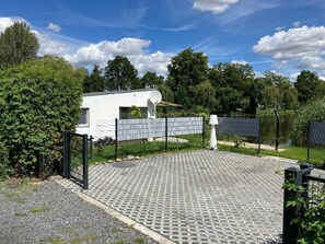 Property grounds - Vacation accommodation by a private lake, surrounded by nature in Ketzin, not far from Berlin (Ketzin-Zachow)