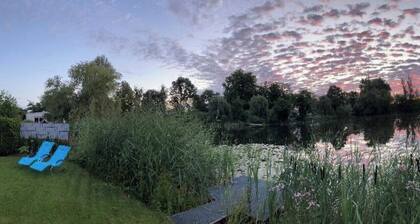 Vacation accommodation by a private lake, surrounded by nature in Ketzin, not far from Berlin