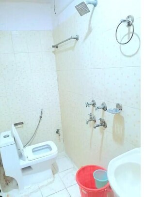 Towels, soap, shampoo, toilet paper - Atlas inn Bread N Breakfast (New Delhi)