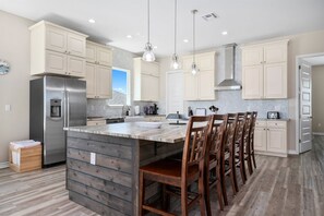 Kylskåp, mikrovågsugn, ugn och spishäll