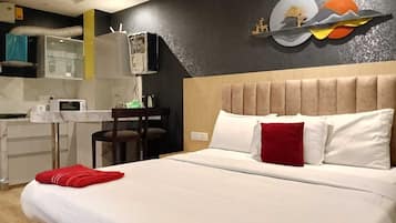 7 bedrooms, WiFi, bed sheets