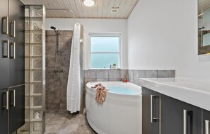 Shower - Nice home in Haderslev with lake view (Haderslev)