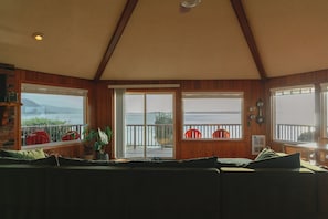 Smart-TV, peis, bøker og musikkbibliotek