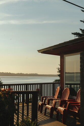 Secluded, Bayfront Escape, Luxury Hot Tub, EV Charger, King Beds, Pets OK