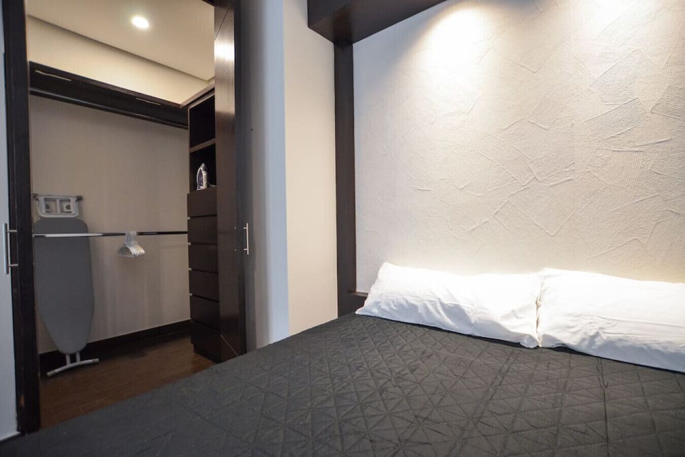1 chambre, bureau, fer et planche à repasser, Wi-Fi gratuit