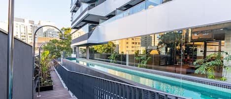 Una piscina al aire libre