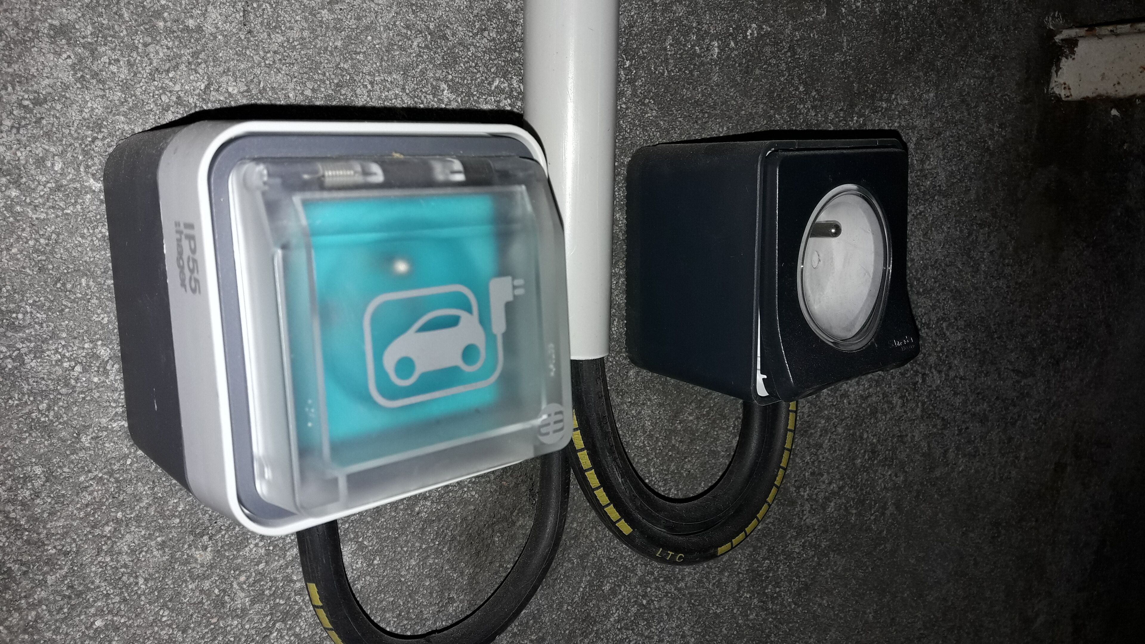 Prise de recharge pour véhicules électriques dans le garage