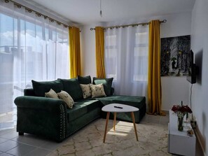 精緻公寓 | 起居區 | 24-吋智慧型電視，提供數位頻道