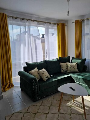 Apartament Elite | Sala d'estar | Televisor intel·ligent de 24 polzades amb canals digitals