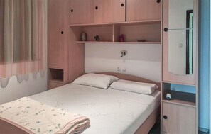 Iron/ironing board, free WiFi, bed sheets