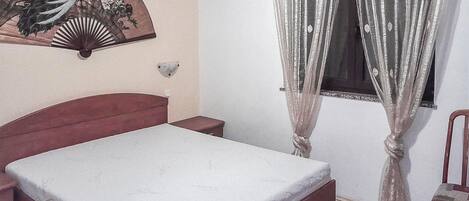 Tabla de planchar con plancha, wifi gratis y ropa de cama