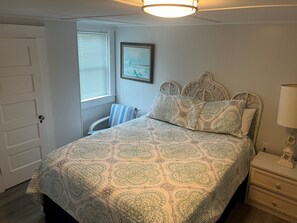 6 bedrooms, iron/ironing board, WiFi, bed sheets