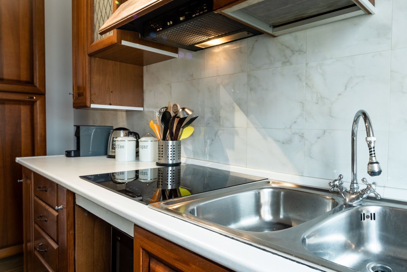 Frigorifero, microonde, forno, piano cottura