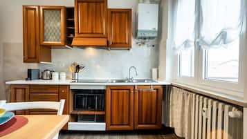 Frigorifero, microonde, forno, piano cottura