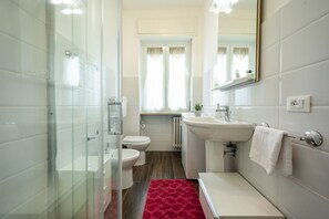 Dusj, miljøvennlige toalettsaker, hårføner og bidé