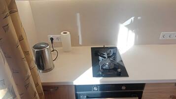 Frigorifero, forno, lavastoviglie, bollitore elettrico