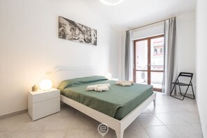 2 soverom, skrivebord, strykejern/-brett og reiseseng for barn