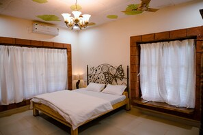 6 bedrooms, WiFi, bed sheets