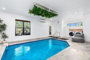 Indoor pool, a heated pool - Splashin at Raven's Ridge - 3bd 2.5bth With Private Pool (Sevierville)