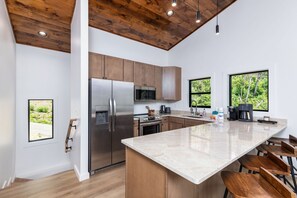 Een koelkast, een magnetron, een oven, een kookplaat