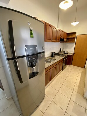 Réfrigérateur, micro-ondes, four, cafetière/bouilloire