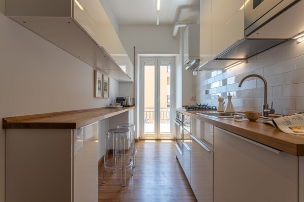 Fridge, microwave, oven, stovetop